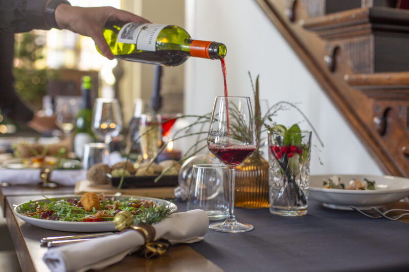 WE_kerst_2025_1_gedekte tafel_wijn+glas_2_